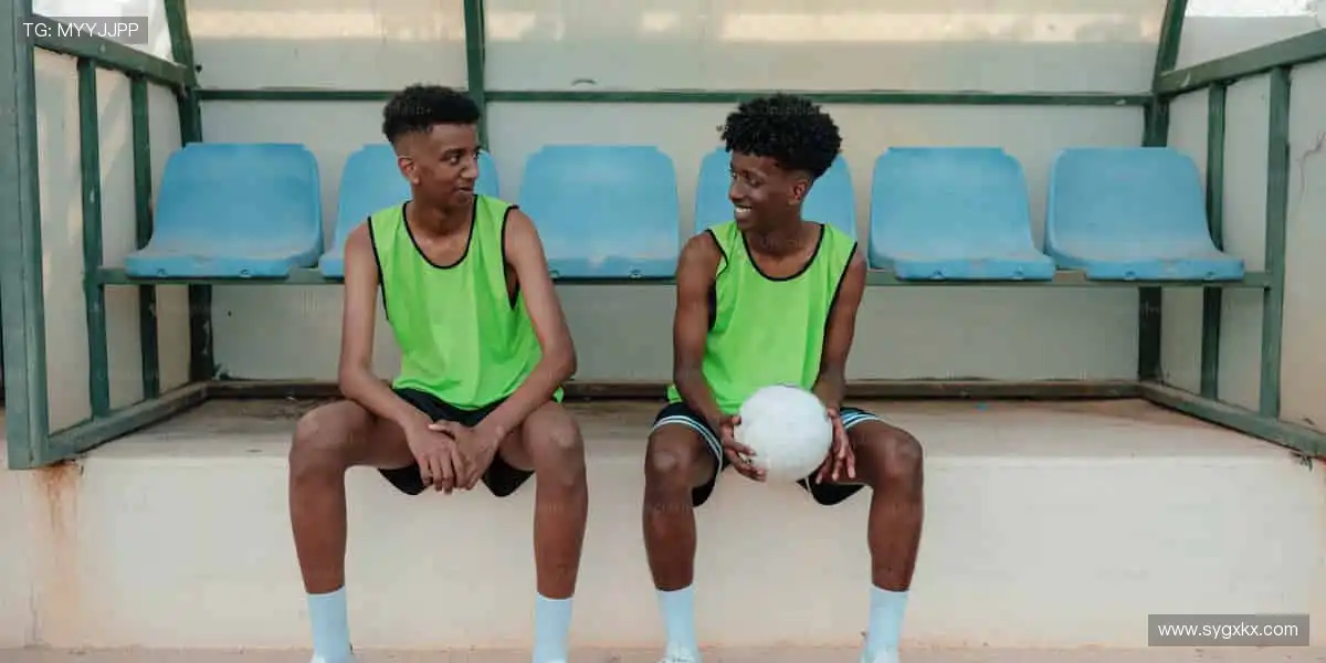 「从球衣到签名纪念品，你的热爱值得专属收藏！🎯点击探索，把偶像带回家！」